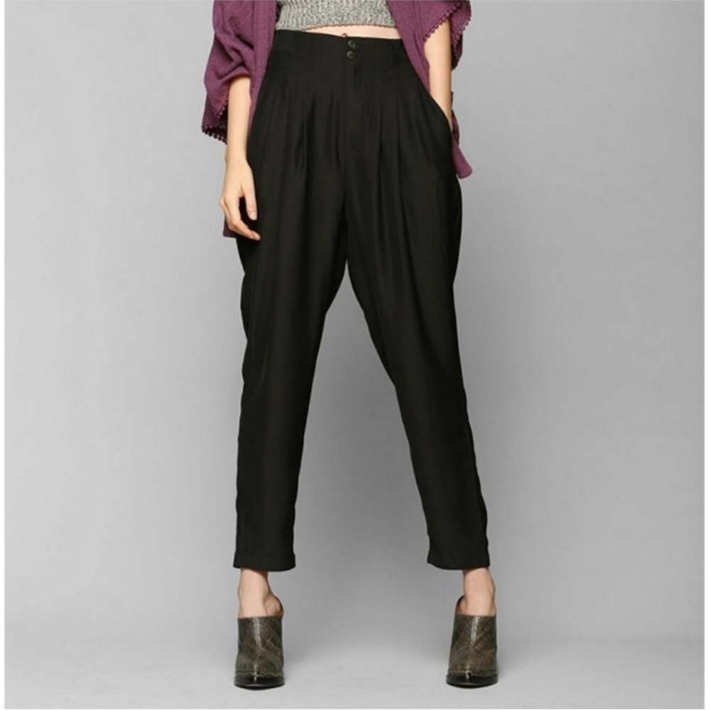 Urban Outfitters Kimchi Blue Paperbag Pleated Silky Crop Pants Black Size 4
